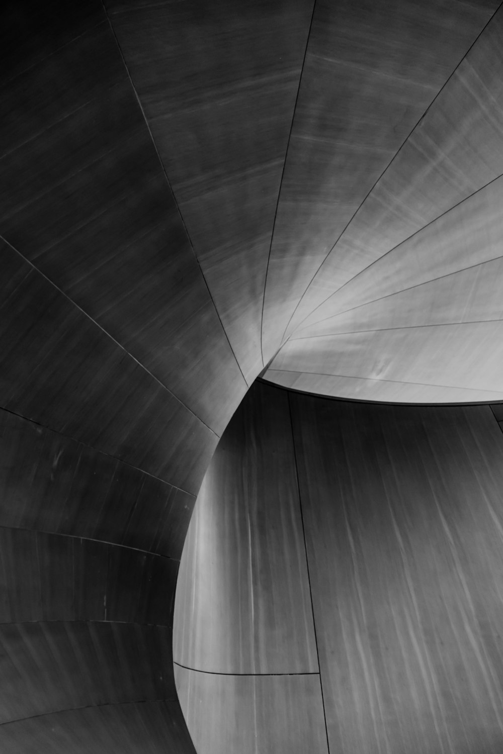 Una foto en blanco y negro de una pared curva