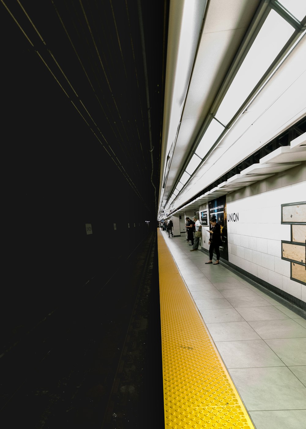 personne debout près d’un mur gris