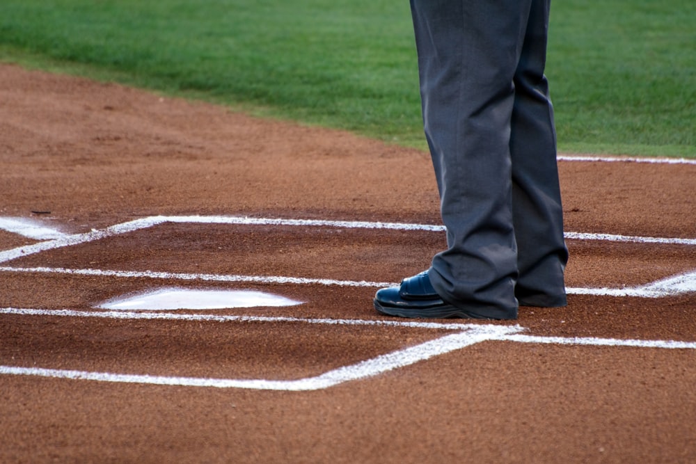 Persona de pie en el campo de béisbol