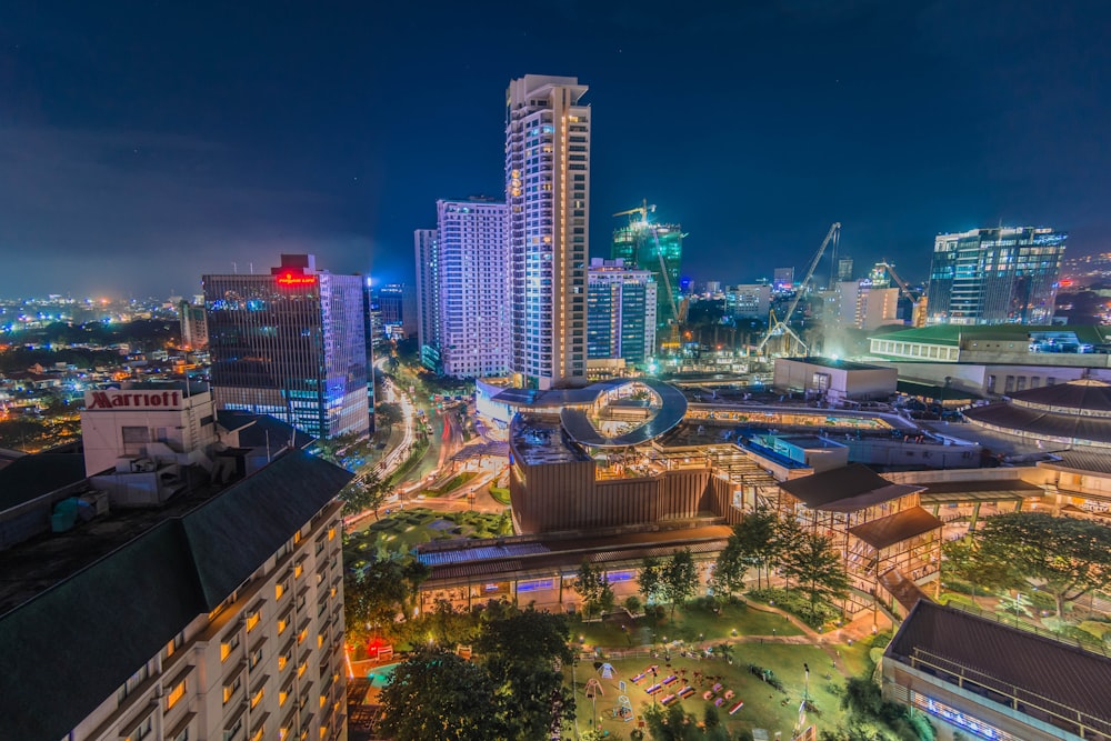 Foto aerea degli edifici della città durante la notte