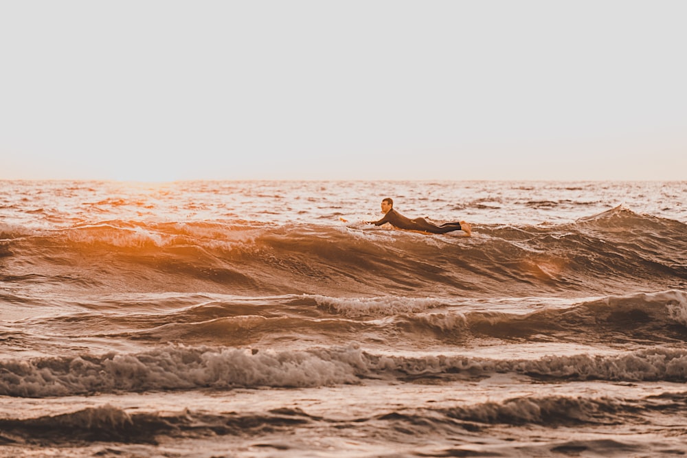 波の上をサーフィンする人