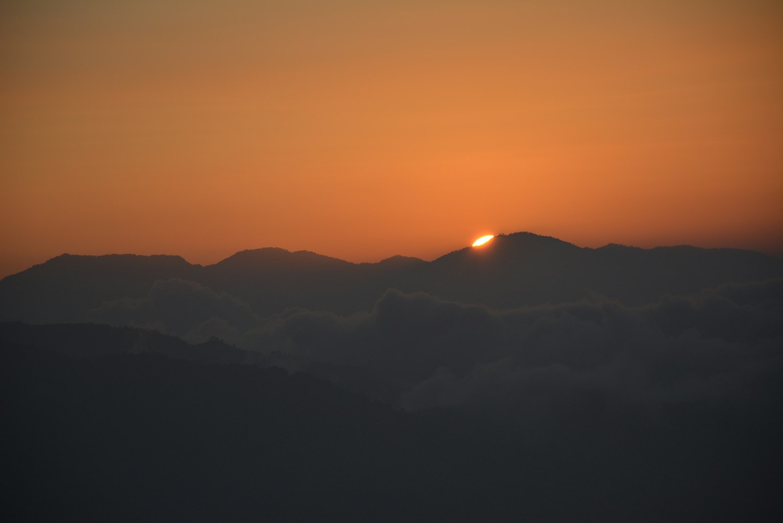 Nikon D5200 + Nikon AF-S DX Nikkor 18-140mm F3.5-5.6G ED VR sample photo. Sun setting behind mountain photography