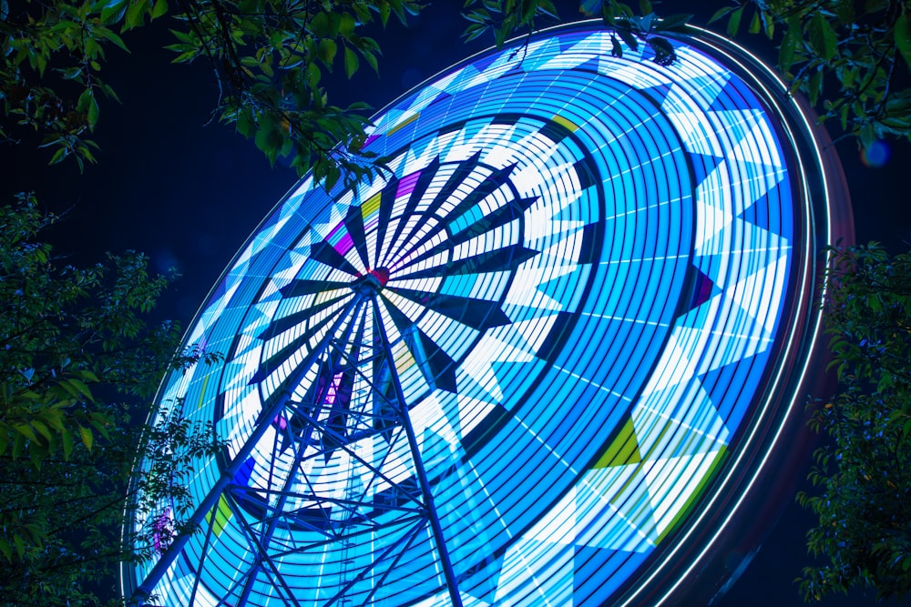 beleuchtetes Riesenrad in Flachwinkelfotografie bei Nacht