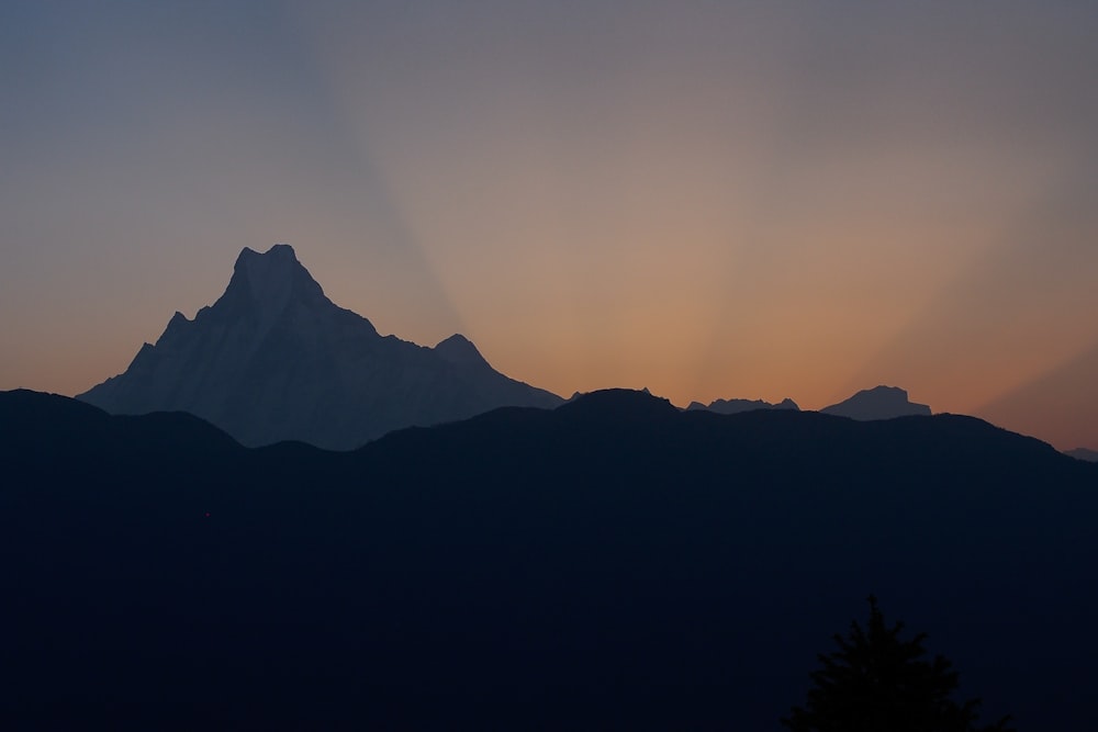 silhouette de montagne pendant l’heure dorée