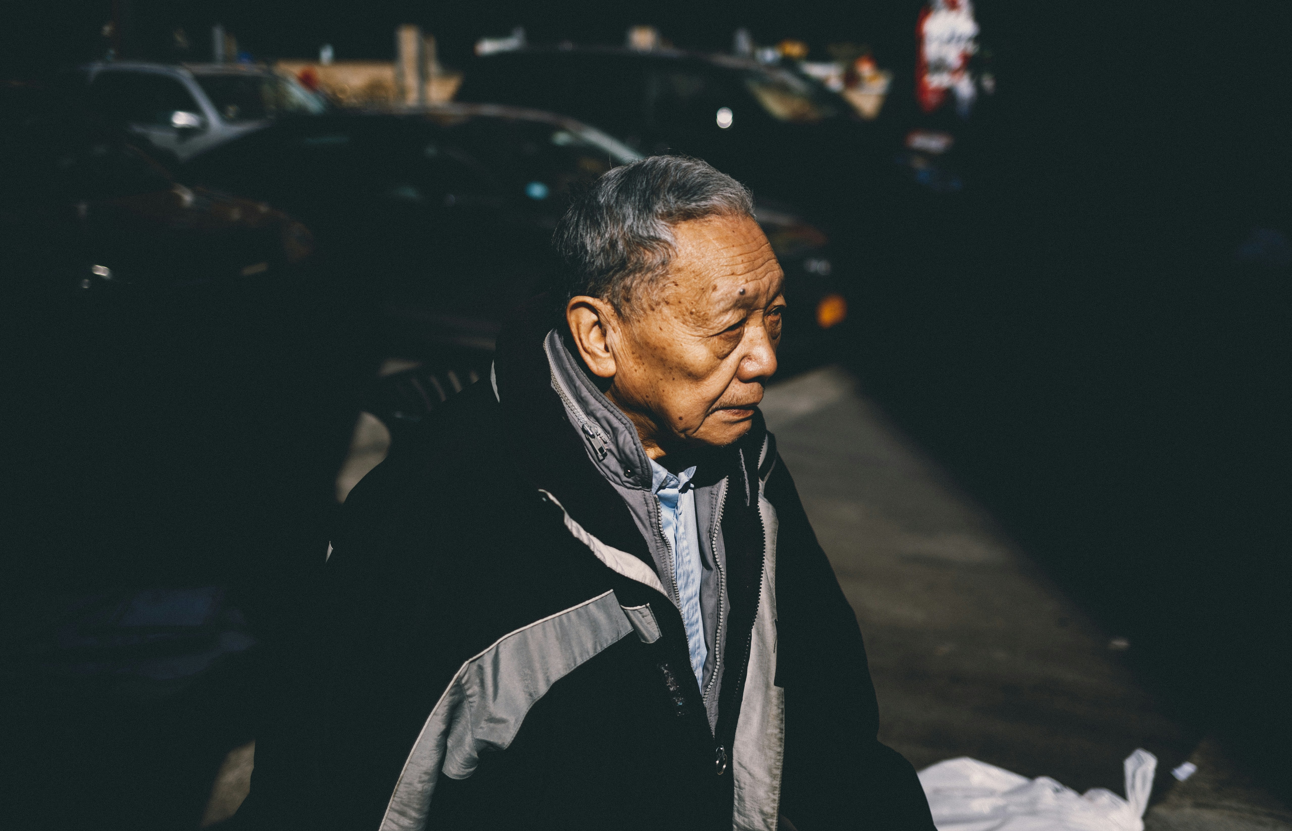 Human faces speak to us in a way that language cannot. Everyone recognize a smile, a frown, tears. Unsplash has the finest selection of people images on the web: high-def and curated for quality. Family, friends, men, women, Unsplash has photos for all.