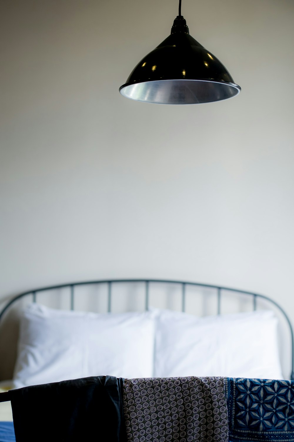 Fotografía de enfoque selectivo de textil debajo de la lámpara colgante dentro de una habitación bien iluminada