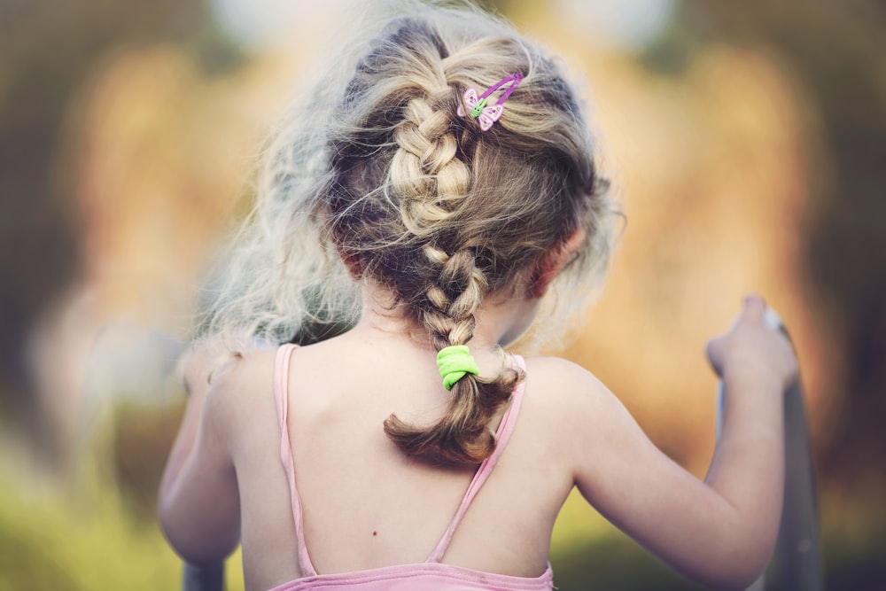 photo en gros plan d’une fille marchant sur une échelle