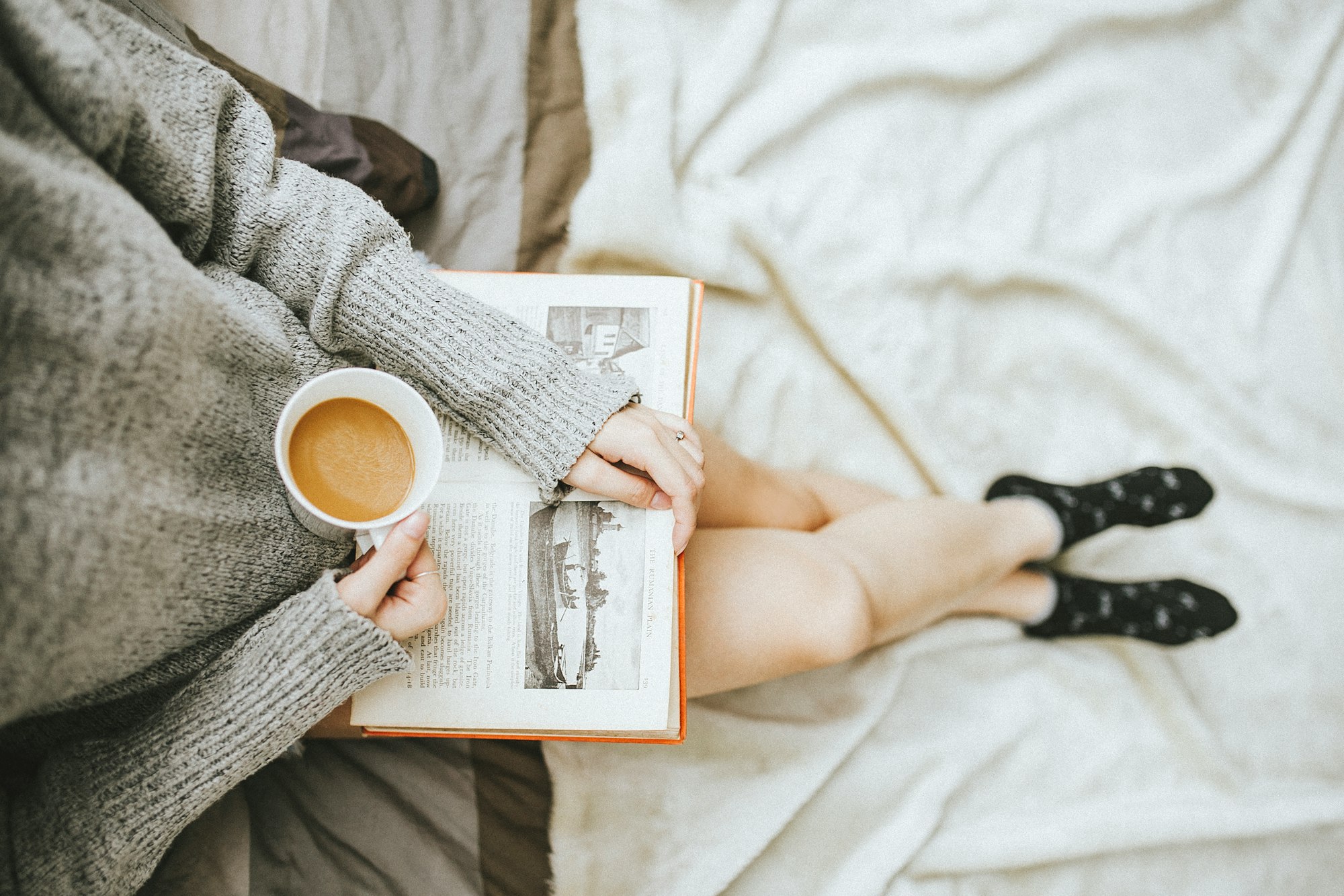 Women Who Don't Scroll: How Digital Detox Became the Ultimate Luxury