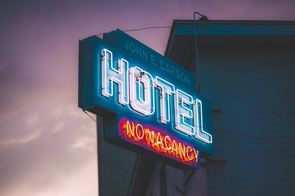 John E. Carson hotel sem vaga sinalização de luz neon