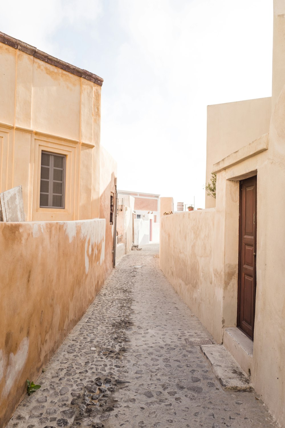 casa in cemento marrone sul lato della strada