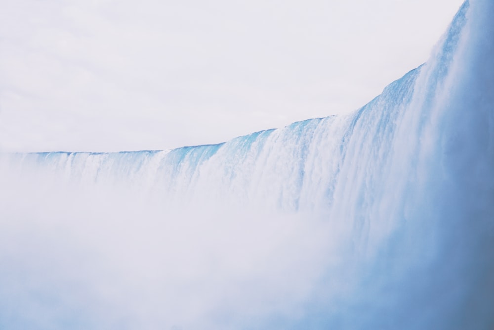 Cascate sotto cieli nuvolosi