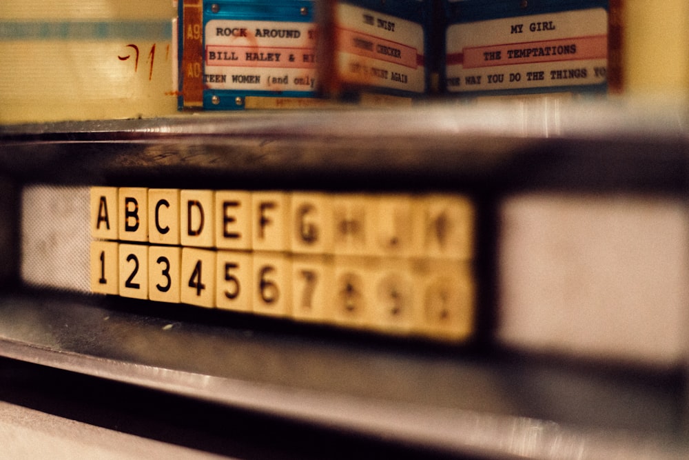 photo de mise au point sélective de l’alphabet et de cette dernière tuile