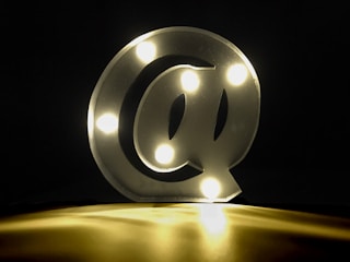 A friendly digital assistant icon with a warm glow, symbolizing helpfulness and reliability.