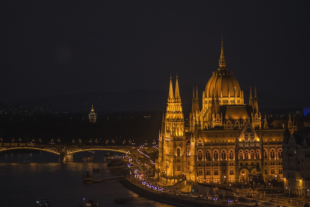 Braunes Betongebäude in der Nähe eines Gewässers