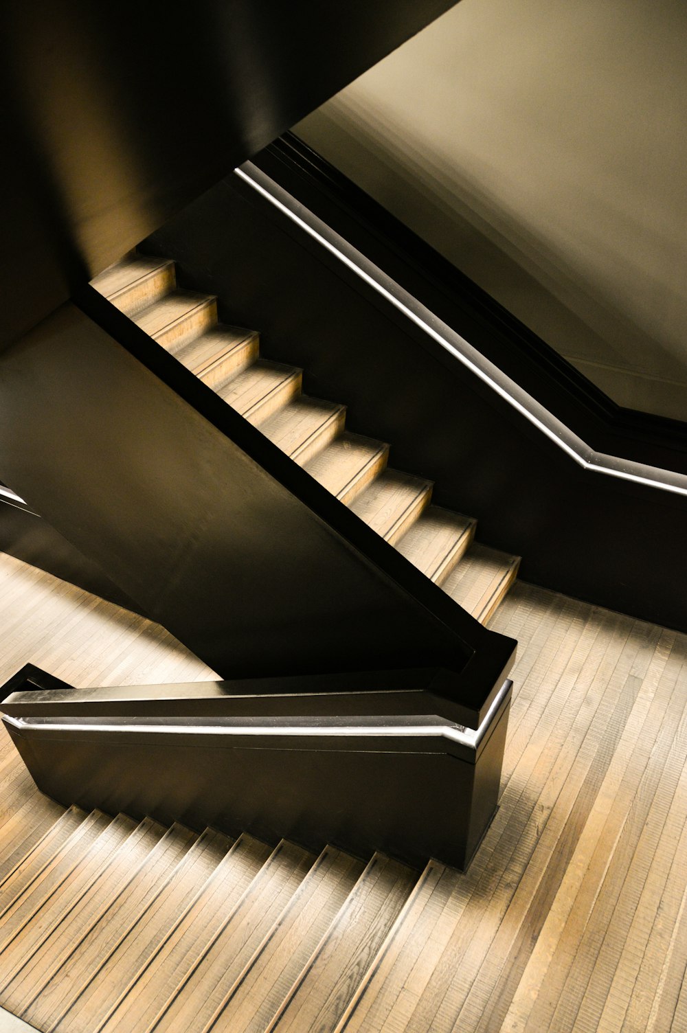 Escaleras de madera marrón y negro