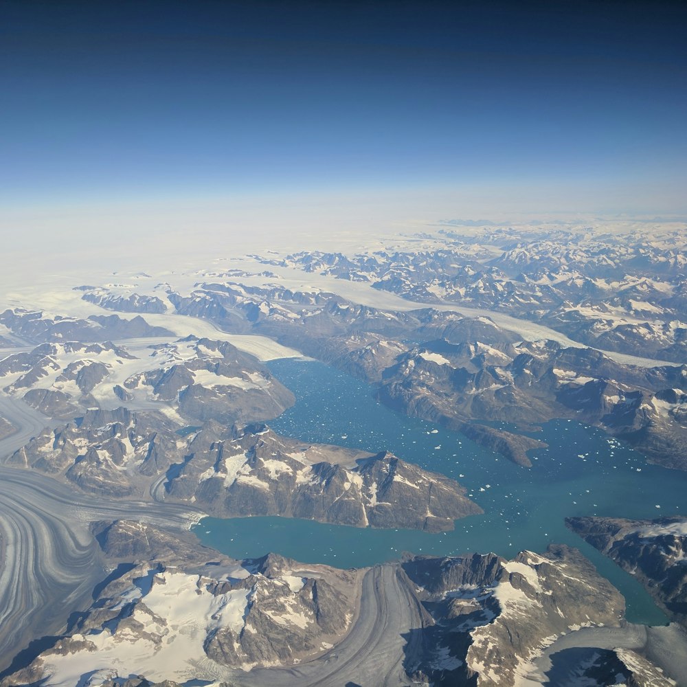 Photo aérienne de la montagne grise près d’un plan d’eau