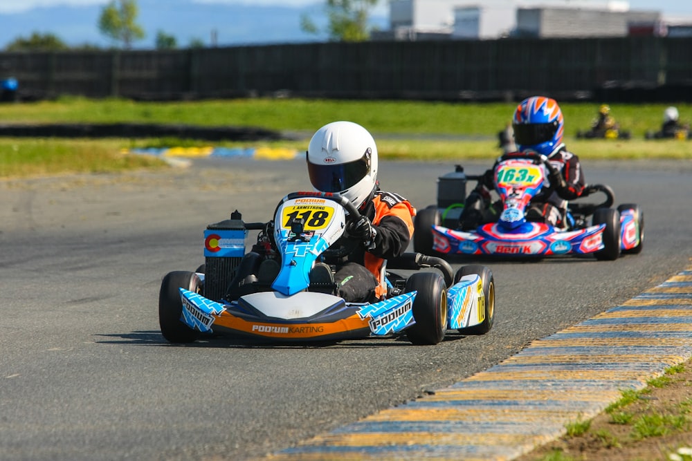 Dos pilotos de karts en la pista de carreras