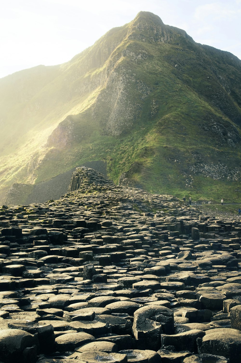 Pilha de rochas perto na montanha