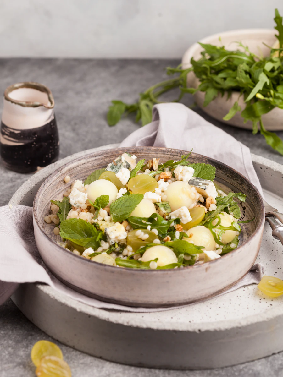 Een verfijnde salade met verse groenten en kruiden