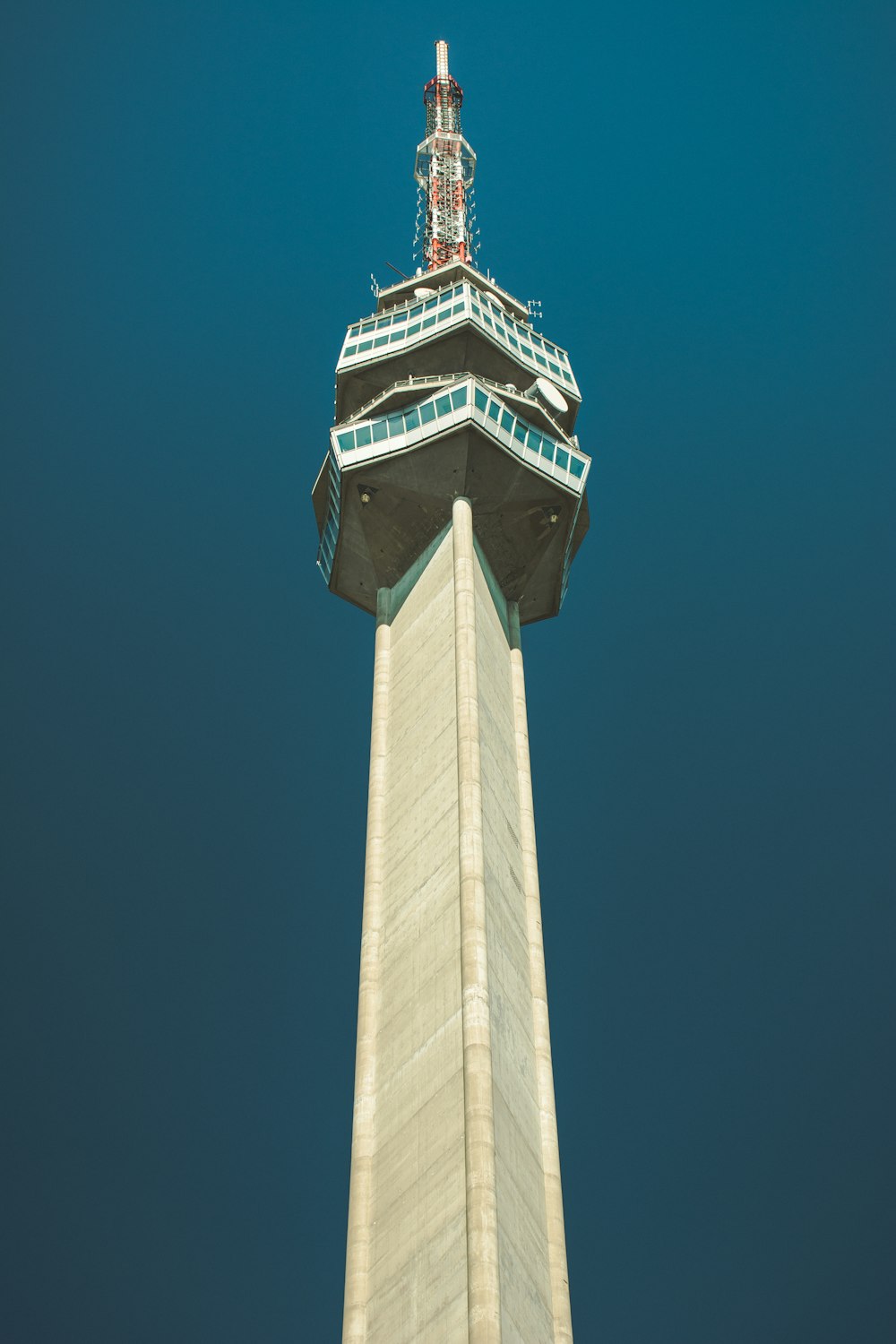 Tiefwinkelfotografie eines Wachturms