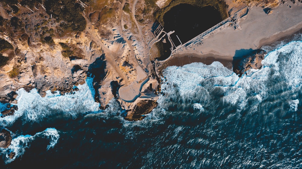 Photographie de vue aérienne de la falaise et de l’océan