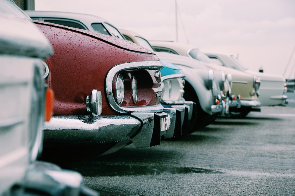 Photographie à mise au point superficielle d’une voiture rouge