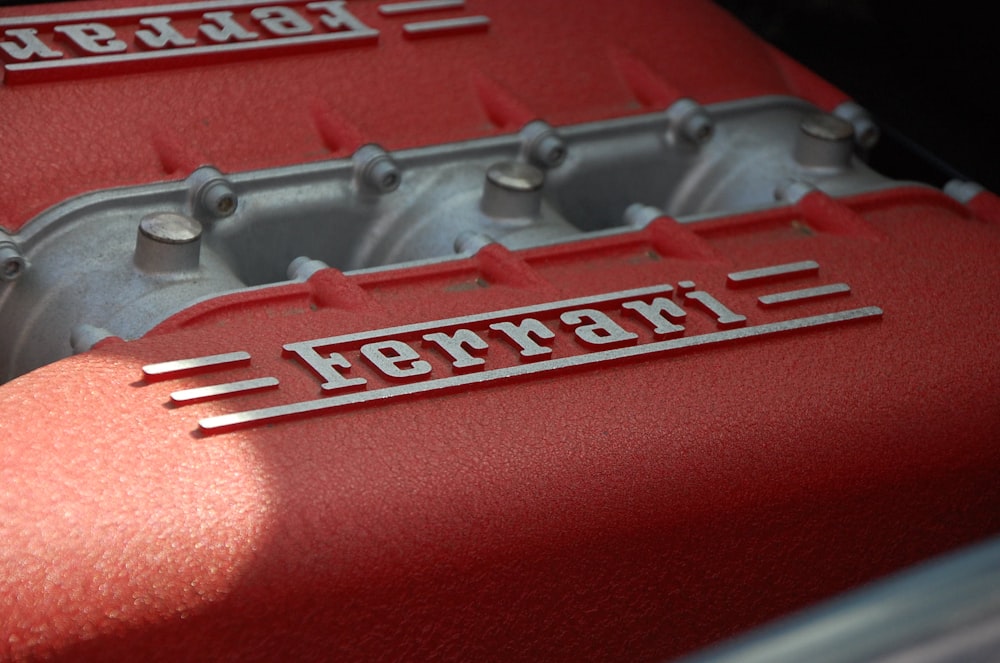fotografia em close-up do motor Ferrari cinza e vermelho