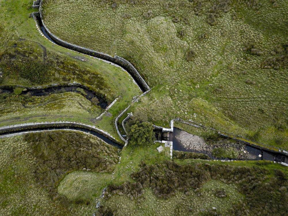 Campo de grama verde ao redor da barragem