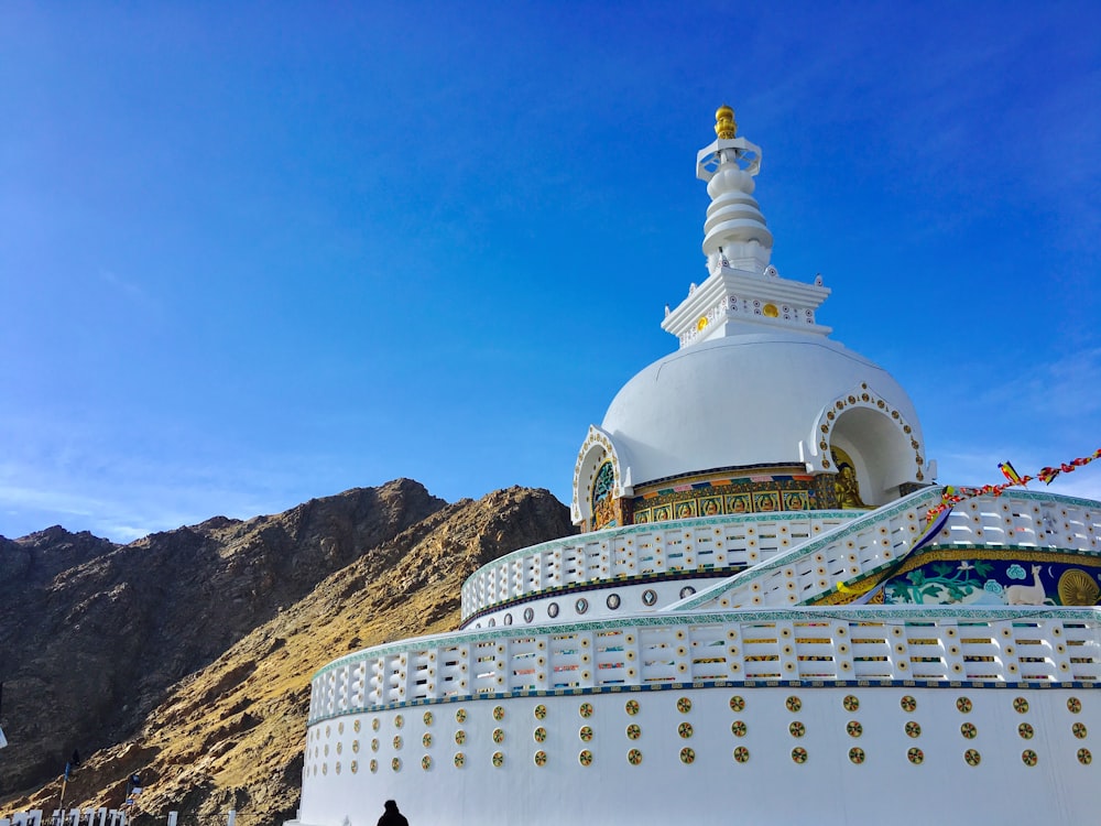 Mosquée blanche sous un ciel clair pendant la journée