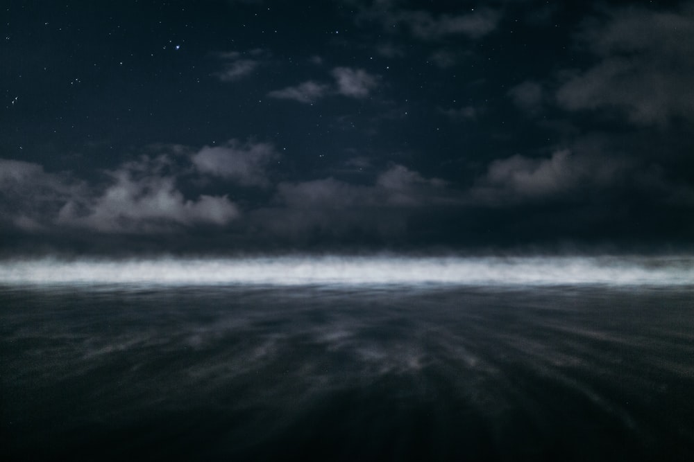 Niebla blanca durante la noche