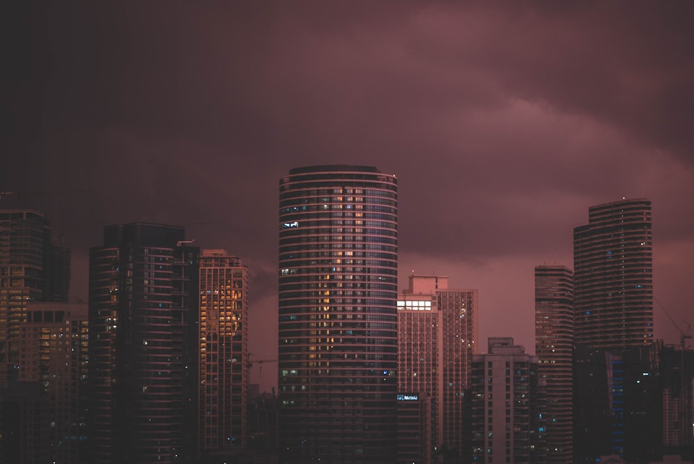 Fotografía aérea de rascacielos durante la noche