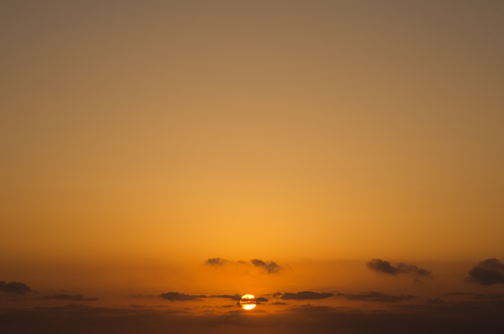 silhouette de lune et de nuages