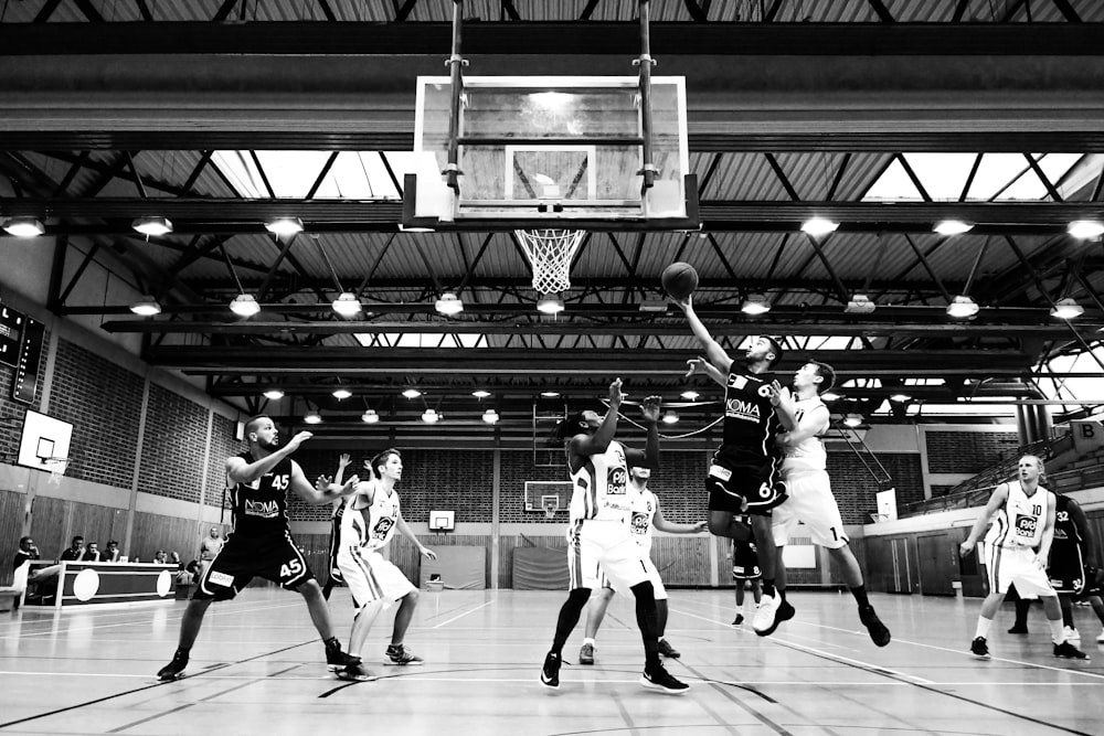 Joueurs de basket-ball en niveaux de gris