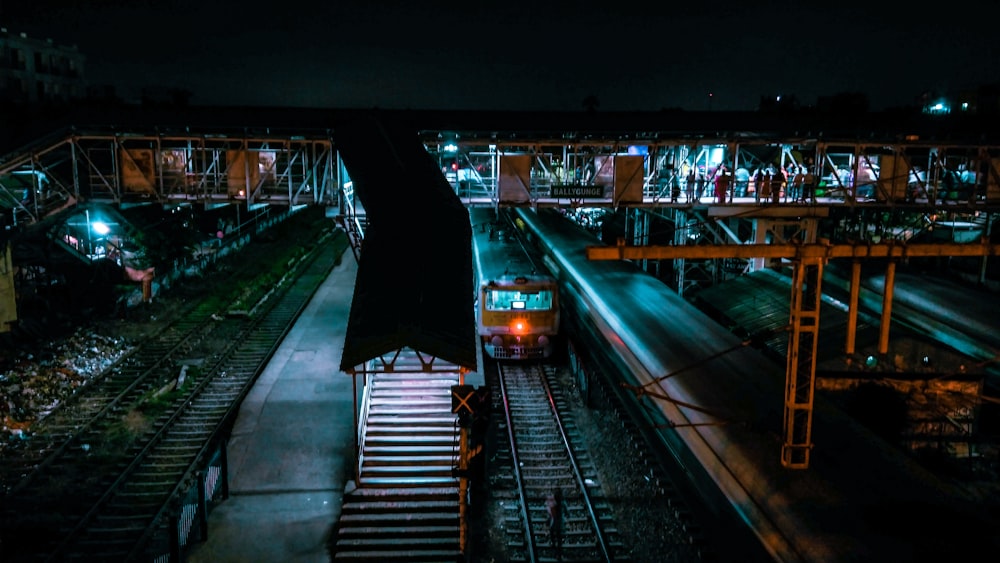 Ein Zug, der nachts die Bahngleise hinunterfährt