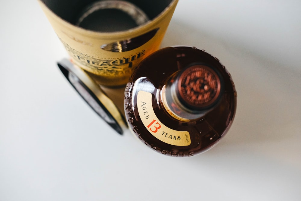 Foto de primer plano de la botella etiquetada de color marrón