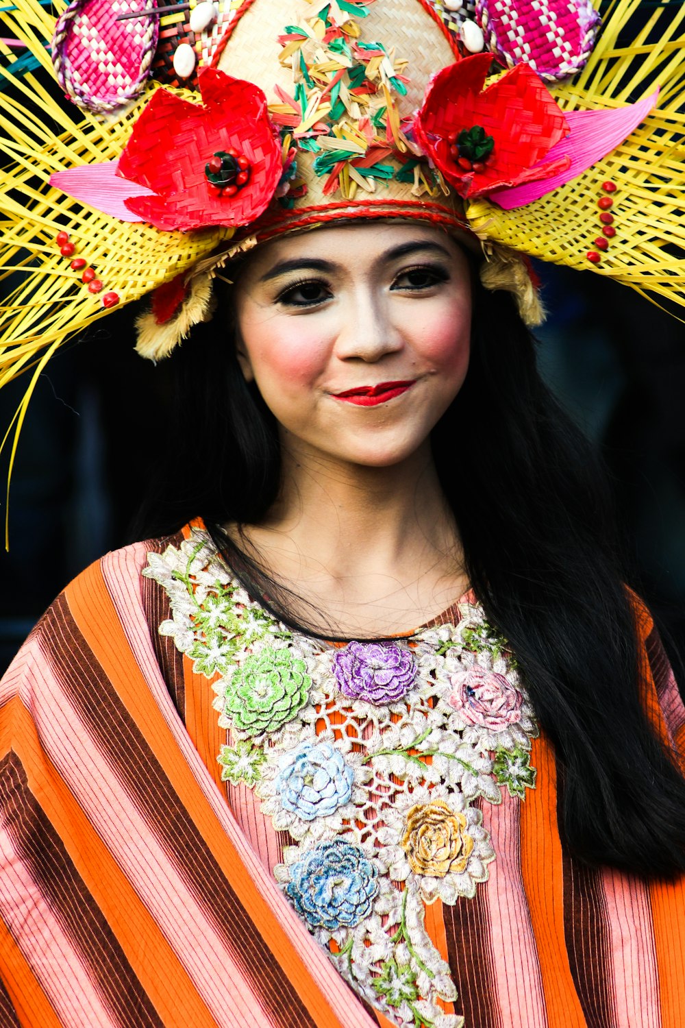 mulher usando o vestido tradicional