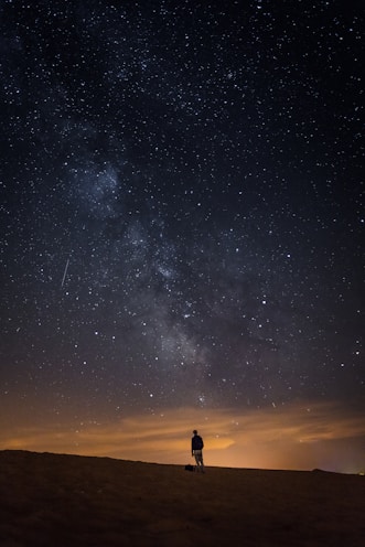 person looking at the milkyway