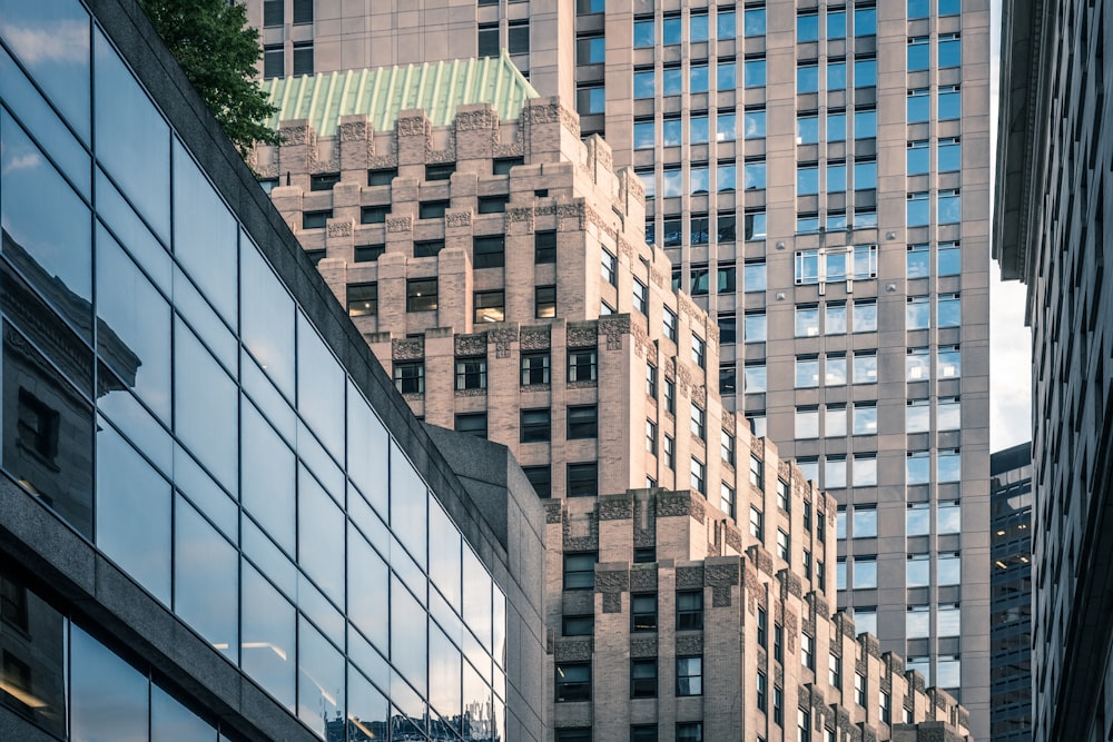 Photographie grand angle de bâtiments en béton gris et noir