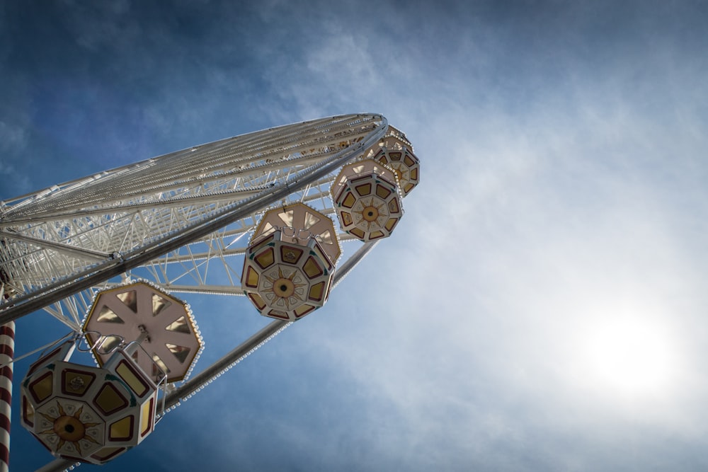 Photographie en contre-plongée de la grande roue pendant la journée