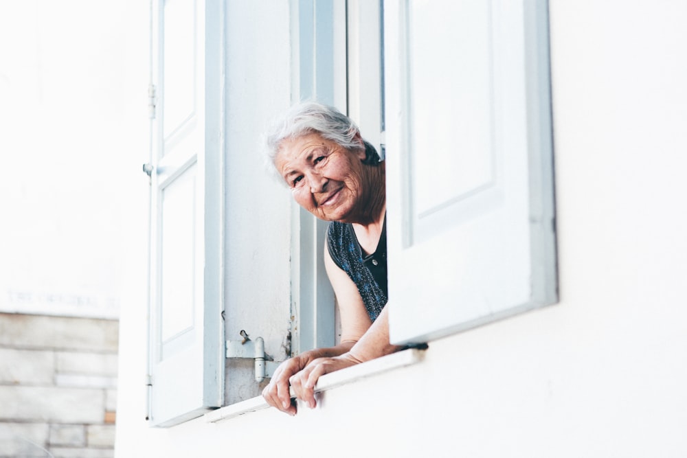 Mujer espiando en la ventana