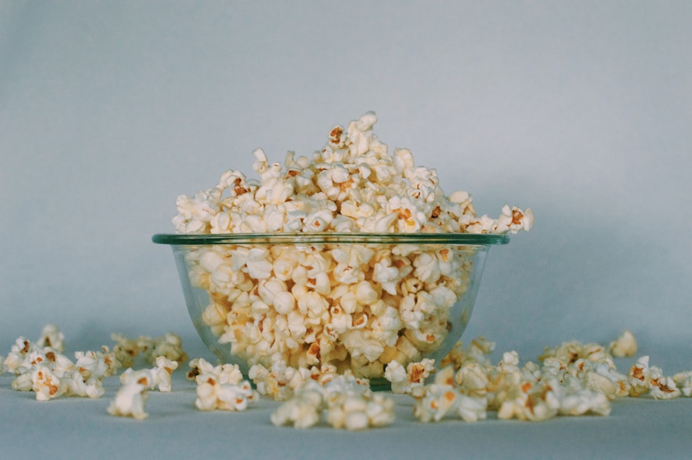 palomitas de maíz en un tazón de vidrio transparente