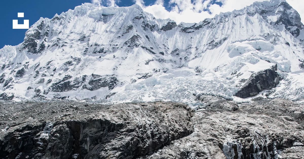 Lago cerca de la montaña cubierto de nieve foto – Imagen de Laguna 69 ...
