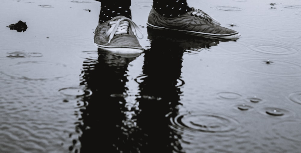 pessoa em pé no chão molhado