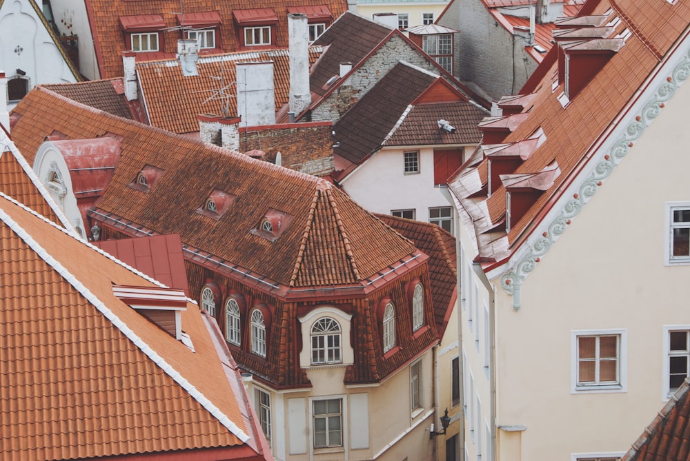 Photographie aérienne de maisons en béton à toit brun