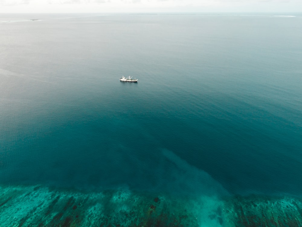Fotografía aérea de un barco blanco en el mar