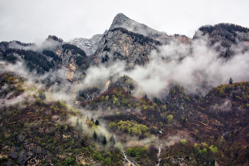 ciel au-dessus de la montagne pendant la journée