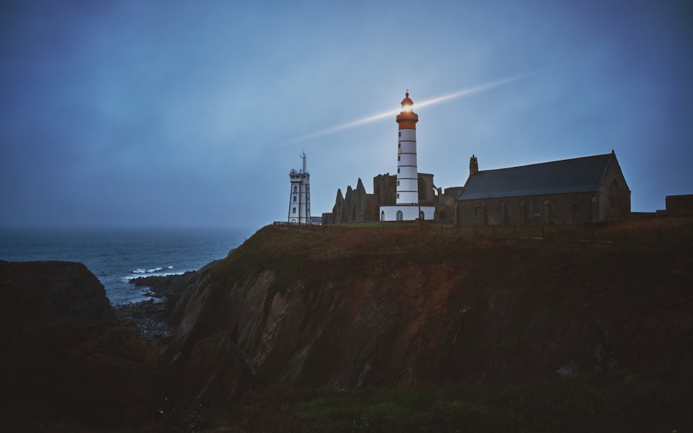 Fotografía de enfoque selectivo de faro blanco