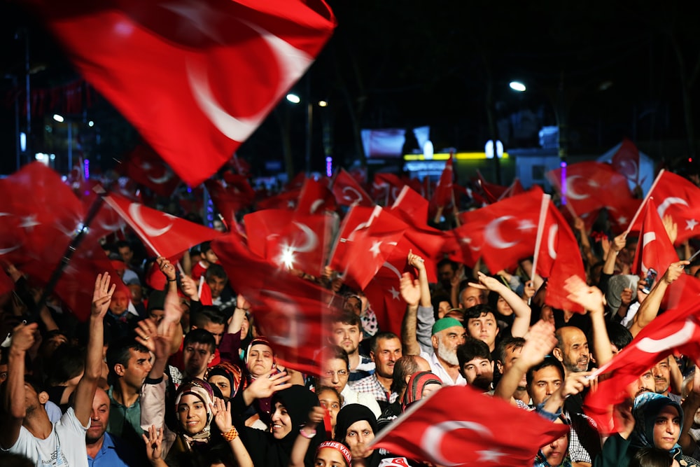 personnes agitant le drapeau de la Turquie