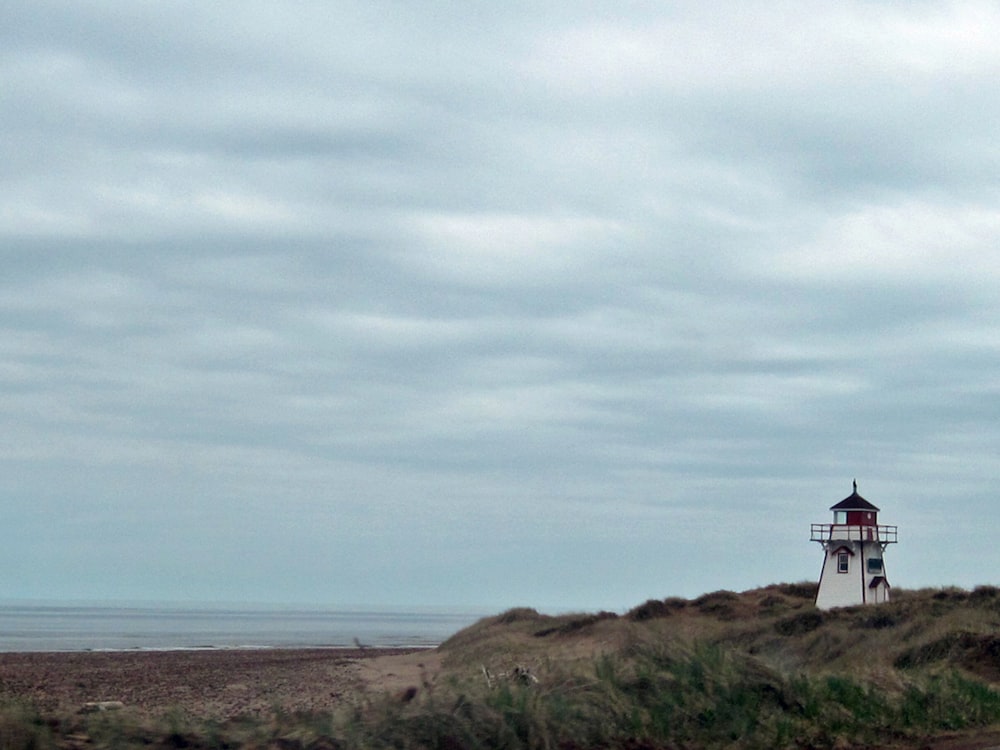 昼間の海岸近くの灯台