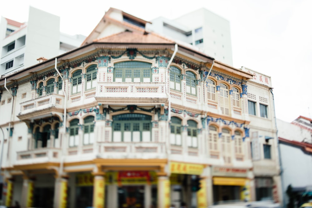 shallow focus photography of white and yellow concrete building